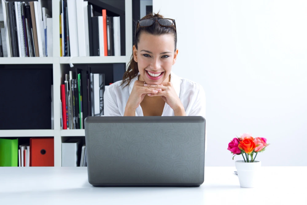 Μαθήτρια της Linguora παρακολουθεί online μάθημα